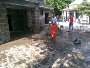 Büyükşehir Belediyesi Cuma namazı öncesi camileri dezenfekte etti