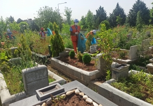Büyükşehir Belediyesi’nden Bayram Öncesi Mezarlık Temizliği