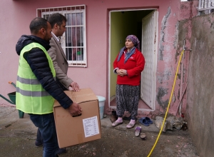 Büyükşehir Belediyesi’nden depremden etkilenen vatandaşlara gıda yardımı