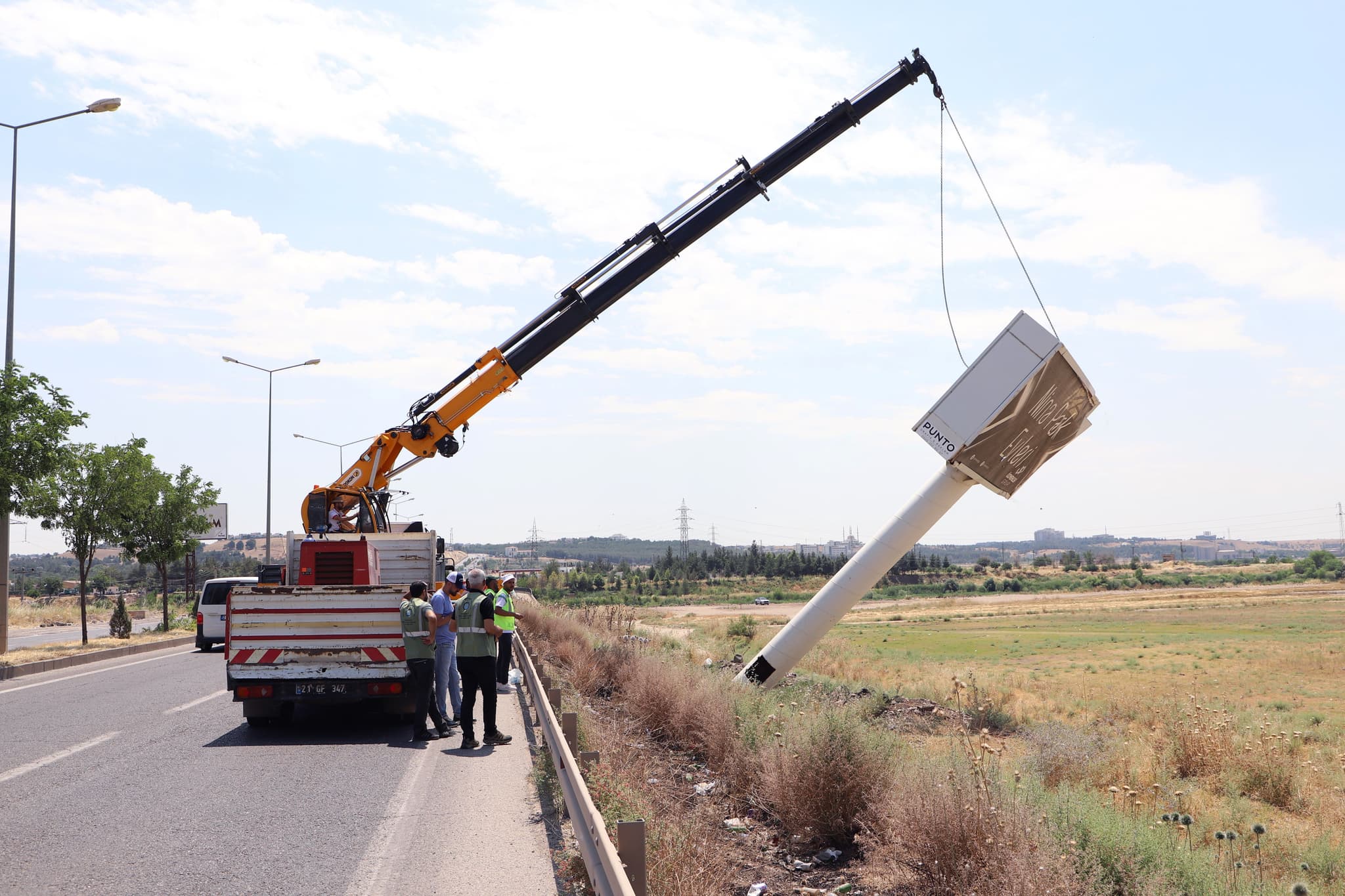 Silvan Yolu’nda kent estetiğini bozan reklam unsurları kaldırıldı