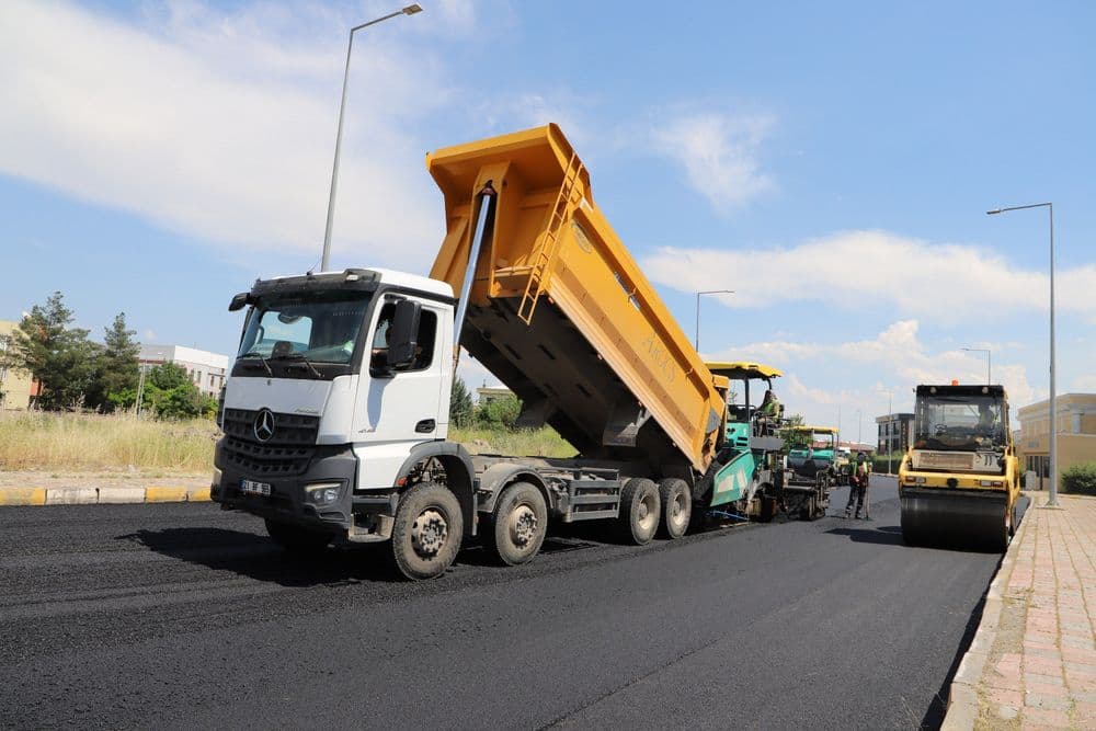 Kentin yol ağı sıcak asfaltla yenileniyor