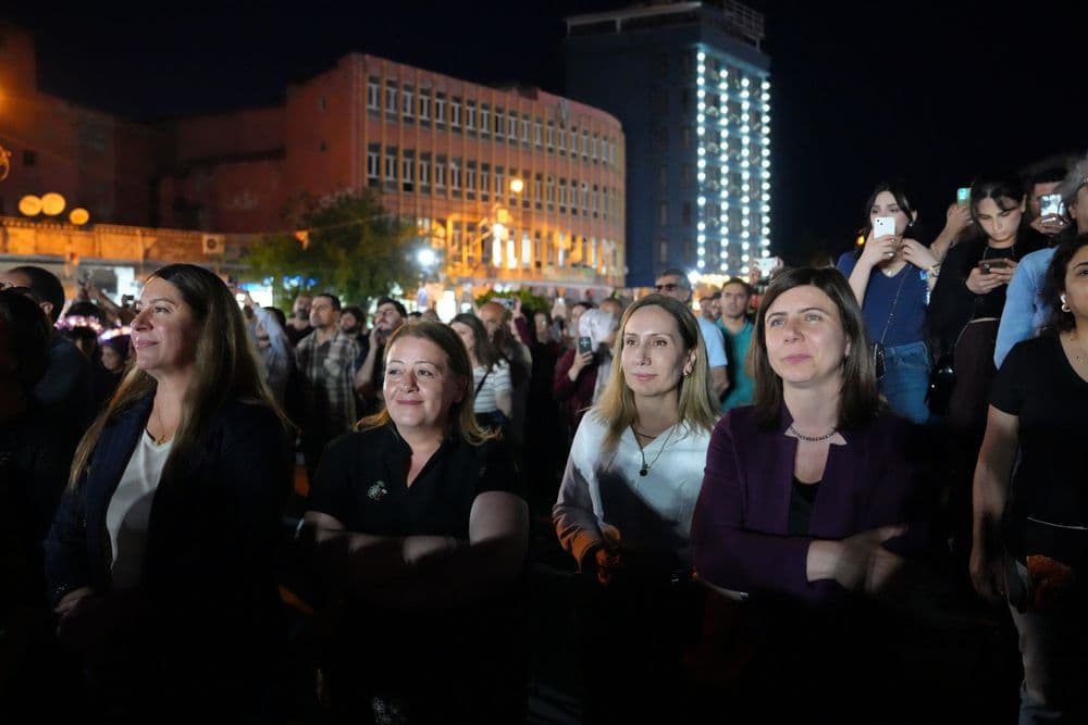 Eşbaşkan Bucak, halk konserine katıldı