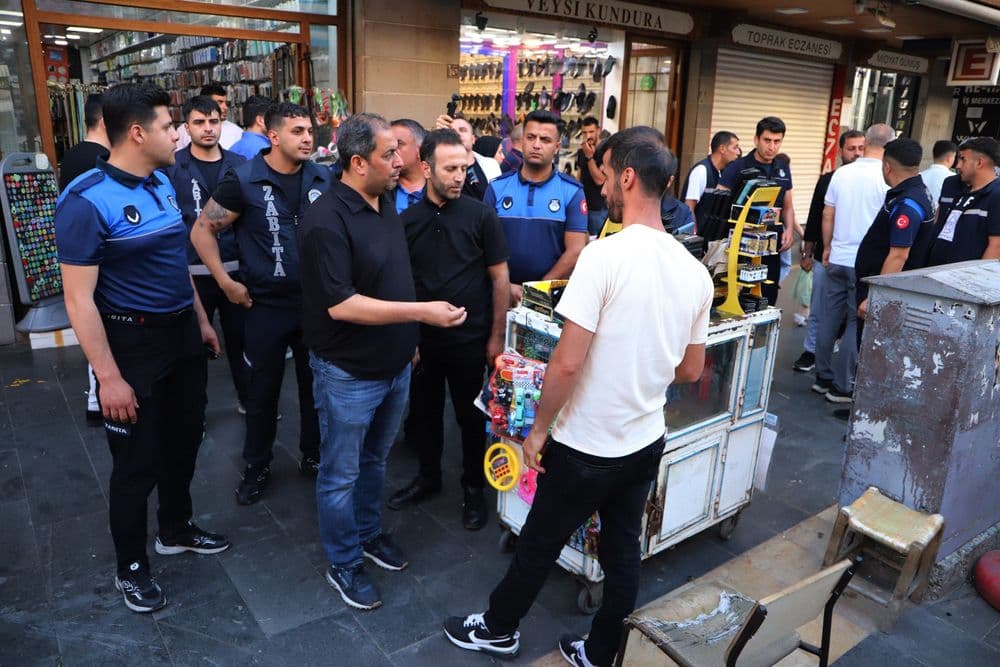 Zabıta ekiplerinden Sur'da kaldırım işgali denetimi