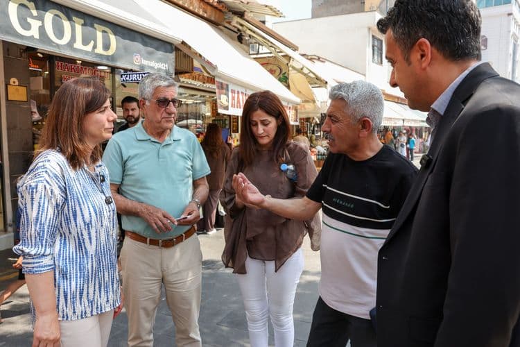 Eşbaşkan Bucak, Gazi Caddesi esnafını ziyaret etti 2