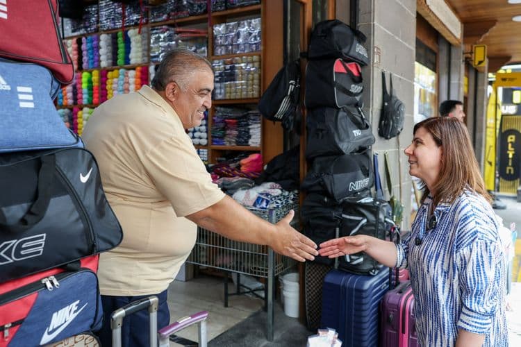 Eşbaşkan Bucak, Gazi Caddesi esnafını ziyaret etti 9