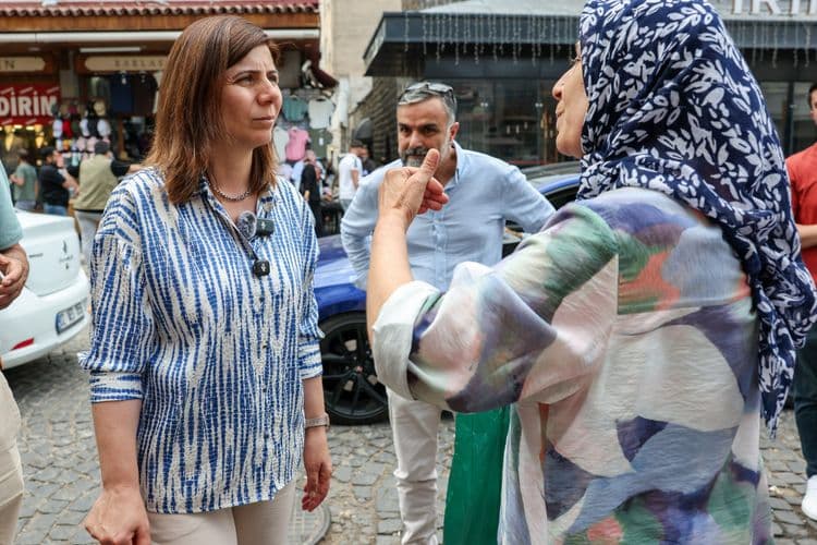 Eşbaşkan Bucak, Gazi Caddesi esnafını ziyaret etti 10