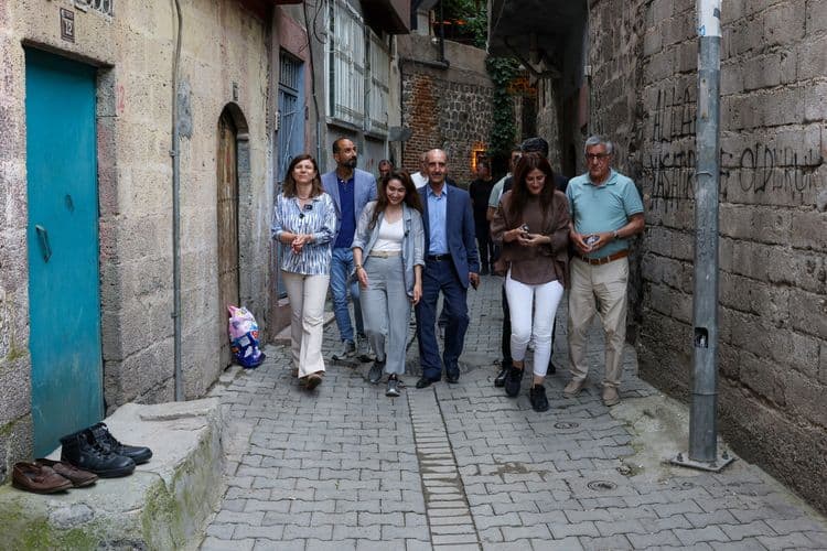 Eşbaşkan Bucak, Gazi Caddesi esnafını ziyaret etti 17