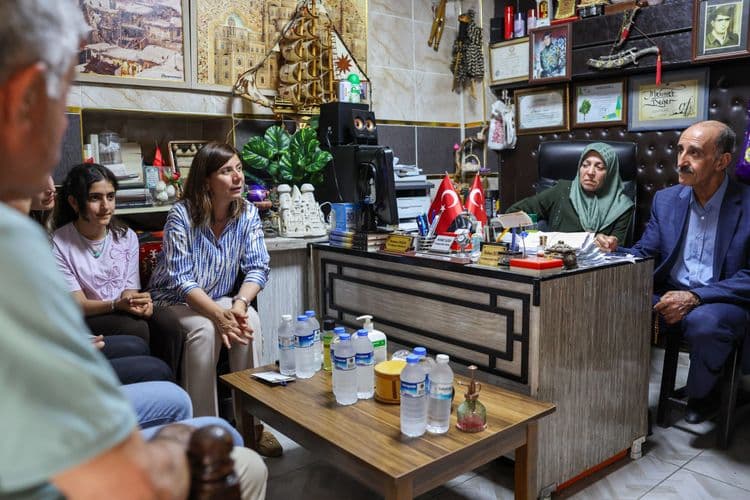 Eşbaşkan Bucak, Gazi Caddesi esnafını ziyaret etti 19