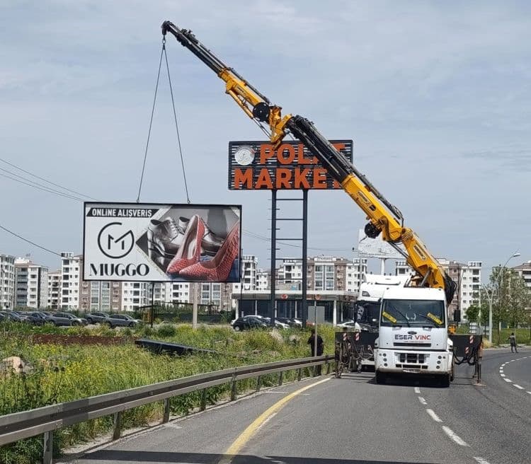 Kent estetiğini bozan reklam yapıları kaldırılıyor