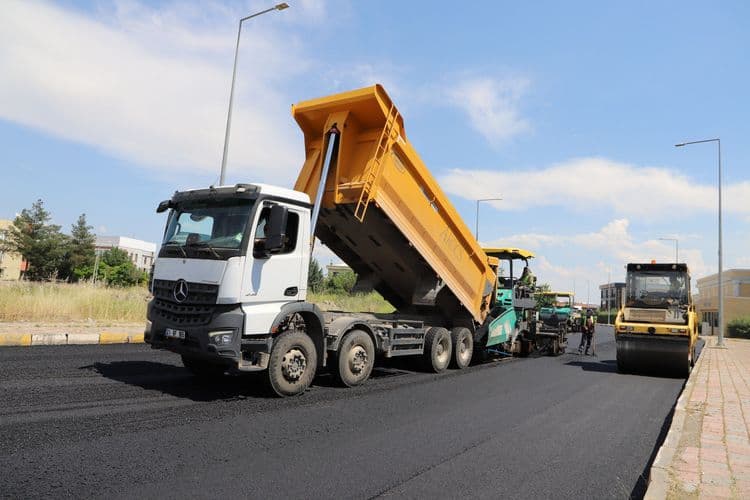 Kentin yol ağı sıcak asfaltla yenileniyor 1