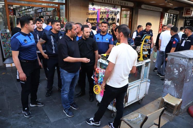 Zabıta ekiplerinden Sur'da kaldırım işgali denetimi 1