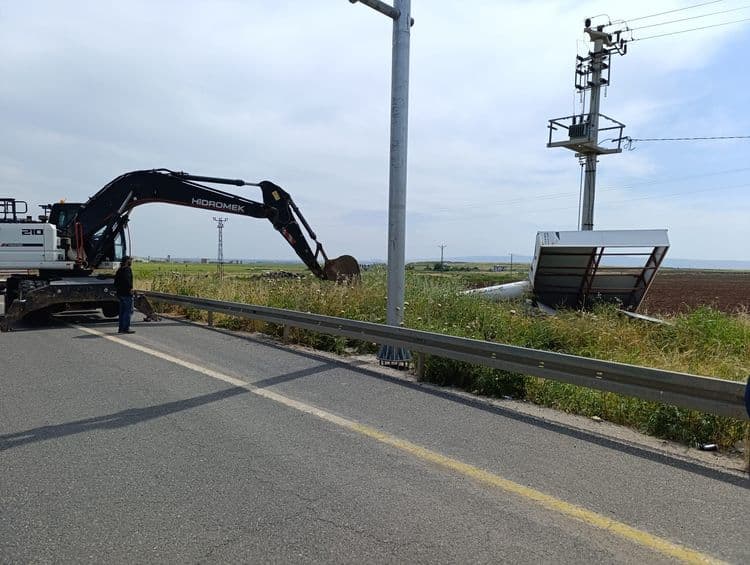 Kent estetiğini bozan reklam yapıları kaldırılıyor 3