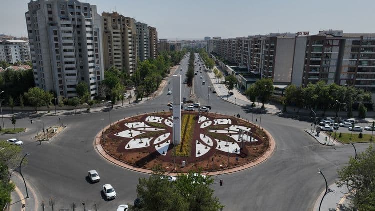 Fırat Bulvarındaki kavşak kurakçıl peyzajla yenilendi 4