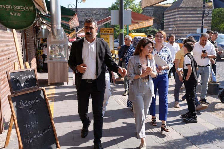 Eşbaşkanlardan Gazi Caddesi esnafına ziyaret: Ortak yaşam alanları korunmalı 4
