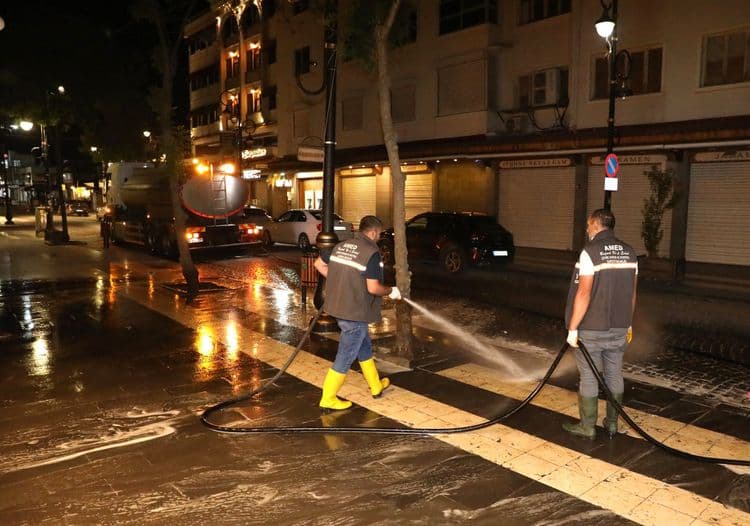 Sur’un tarihi sokaklarında gece mesaisi: Temizlik çalışmaları sürüyor