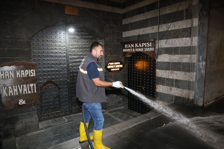 Sur’un tarihi sokaklarında gece mesaisi: Temizlik çalışmaları sürüyor 4
