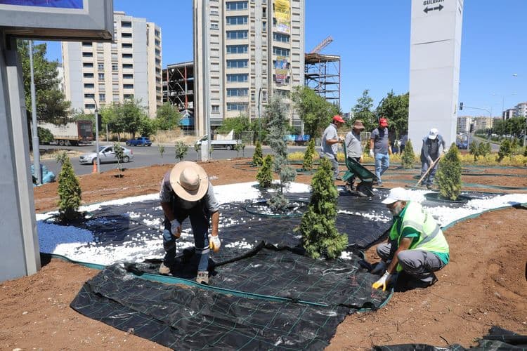 Refüj ve kavşaklar çiçeklerle yenileniyor 5
