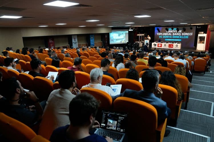 Dünya deneyimleri Diyarbakır'da buluştu: Barışın ortak yol haritası konuşuldu 4