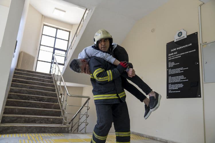 Diyarbakır Büyükşehir Belediyesi binasında deprem ve yangın tatbikatı 1