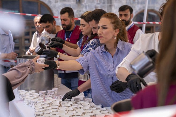 Büyükşehir Belediyesinden Ulu Cami önünde reyhan şerbeti ikramı 2