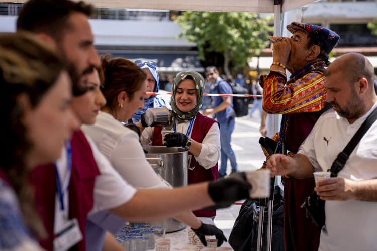 Büyükşehir Belediyesinden Ulu Cami önünde reyhan şerbeti ikramı 5