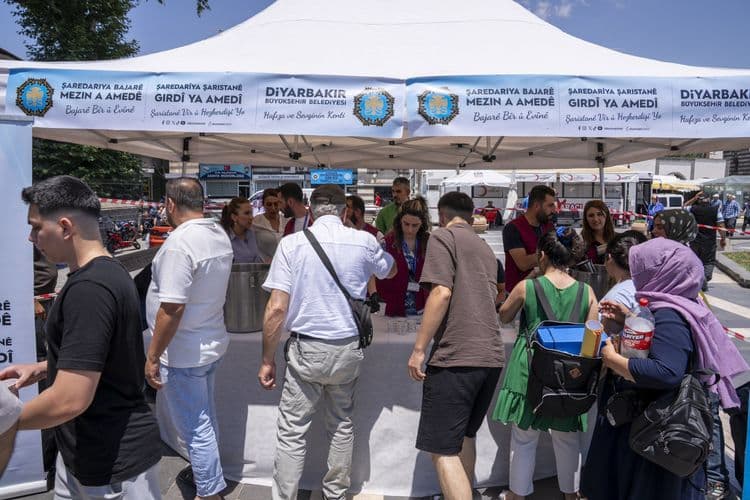 Büyükşehir Belediyesinden Ulu Cami önünde reyhan şerbeti ikramı 6