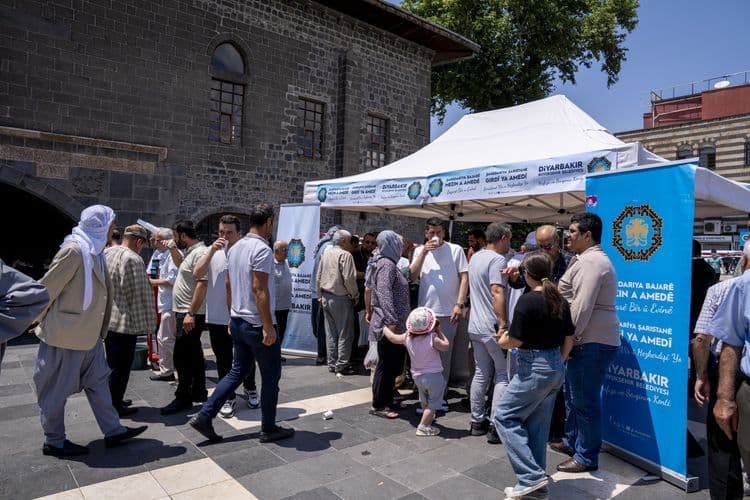 Büyükşehir Belediyesinden Ulu Cami önünde reyhan şerbeti ikramı 9