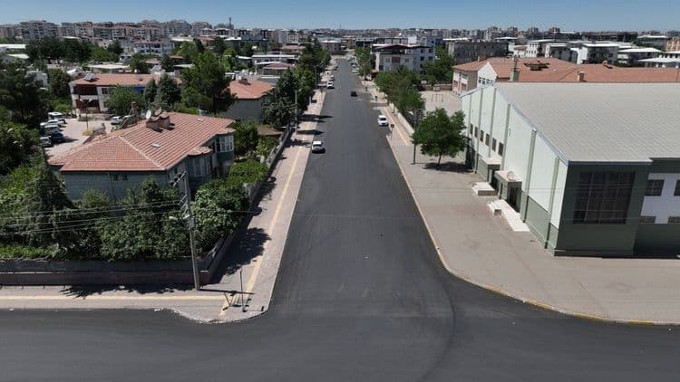  Bağlar’da 10 yıldır hizmet görmeyen yollar yenileniyor 5