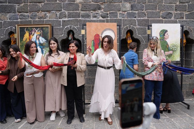Eşbaşkan Bucak, ‘Baharın Kadınları’ sergisinin açılışına katıldı 2