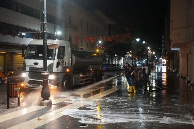 Sur’un tarihi sokaklarında gece mesaisi: Temizlik çalışmaları sürüyor 5