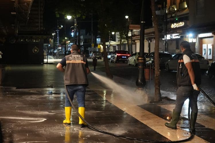 Sur’un tarihi sokaklarında gece mesaisi: Temizlik çalışmaları sürüyor 6