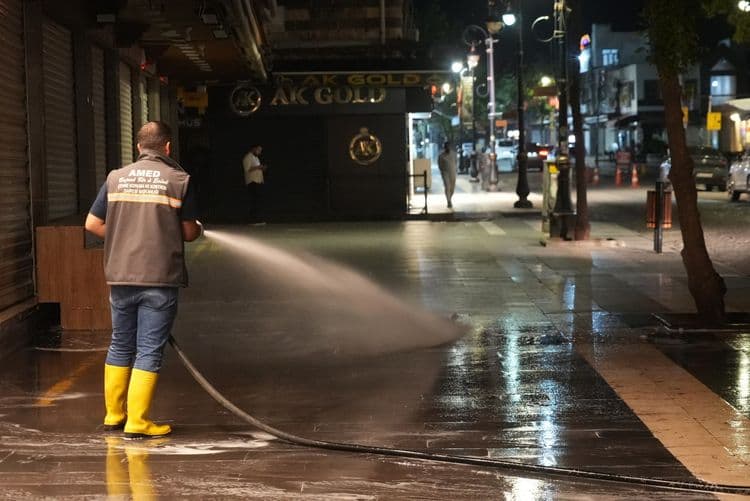 Sur’un tarihi sokaklarında gece mesaisi: Temizlik çalışmaları sürüyor 7