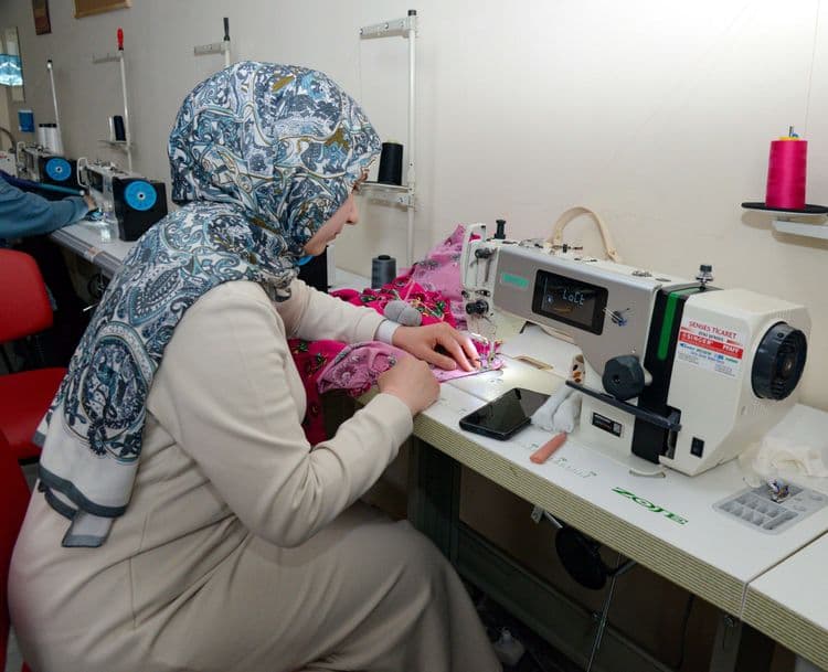 Tekstil Atölyesinde öğrenip tasarlıyorlar   Sürükle 3