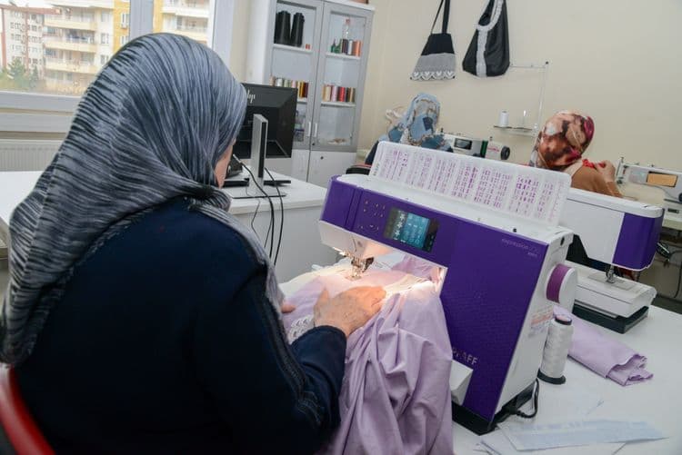 Tekstil Atölyesinde öğrenip tasarlıyorlar   Sürükle 4
