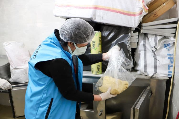 Bayram öncesi tatlı, şekerleme ve marketlere gıda denetimi 10