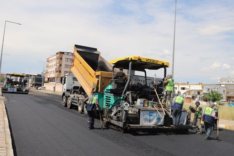 Kentin yol ağı sıcak asfaltla yenileniyor 4