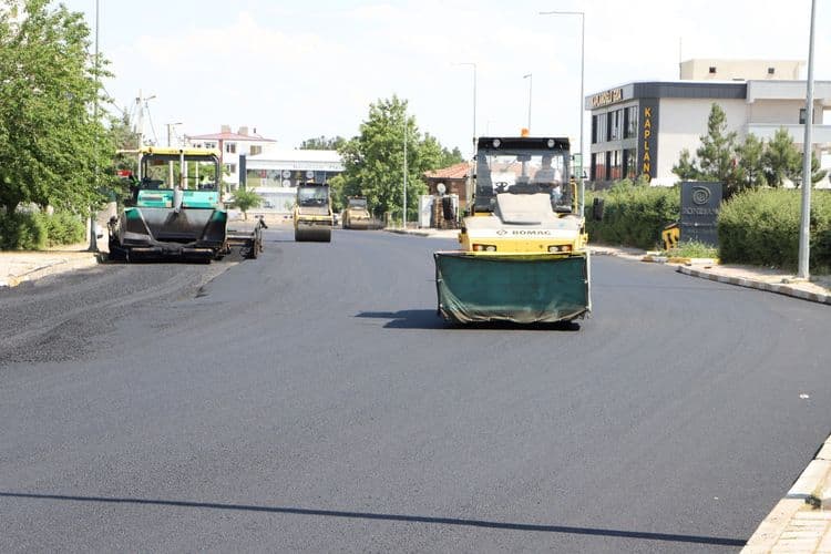 Kentin yol ağı sıcak asfaltla yenileniyor 6
