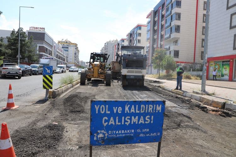 Kentin yol ağı sıcak asfaltla yenileniyor 7