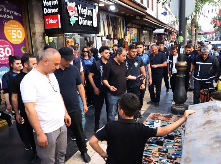 Zabıta ekiplerinden Sur'da kaldırım işgali denetimi 5