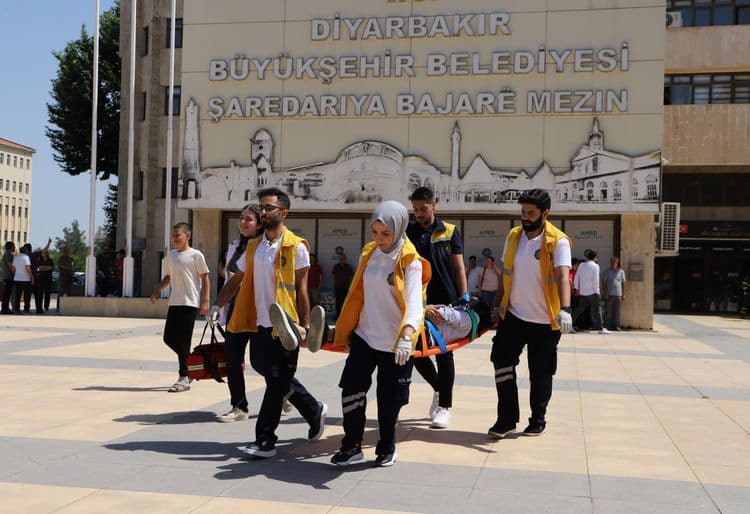 Diyarbakır Büyükşehir Belediyesi binasında deprem ve yangın tatbikatı 13