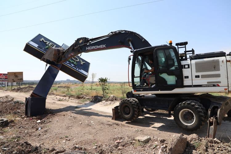 Silvan Yolu’nda kent estetiğini bozan reklam unsurları kaldırıldı 4