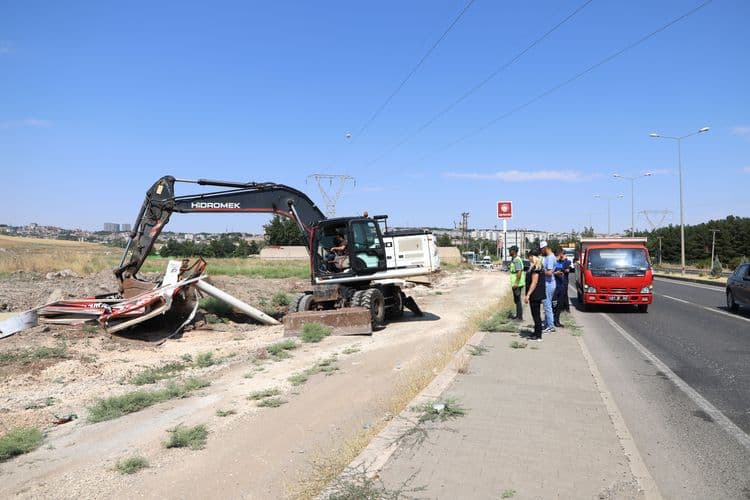 Silvan Yolu’nda kent estetiğini bozan reklam unsurları kaldırıldı 5