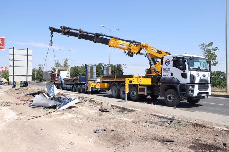 Silvan Yolu’nda kent estetiğini bozan reklam unsurları kaldırıldı 6