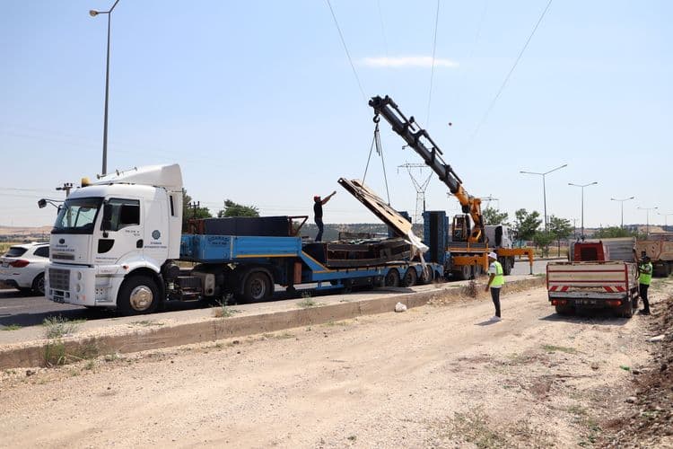 Silvan Yolu’nda kent estetiğini bozan reklam unsurları kaldırıldı 7