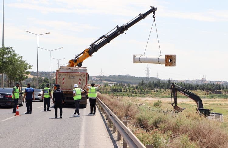 Silvan Yolu’nda kent estetiğini bozan reklam unsurları kaldırıldı 9