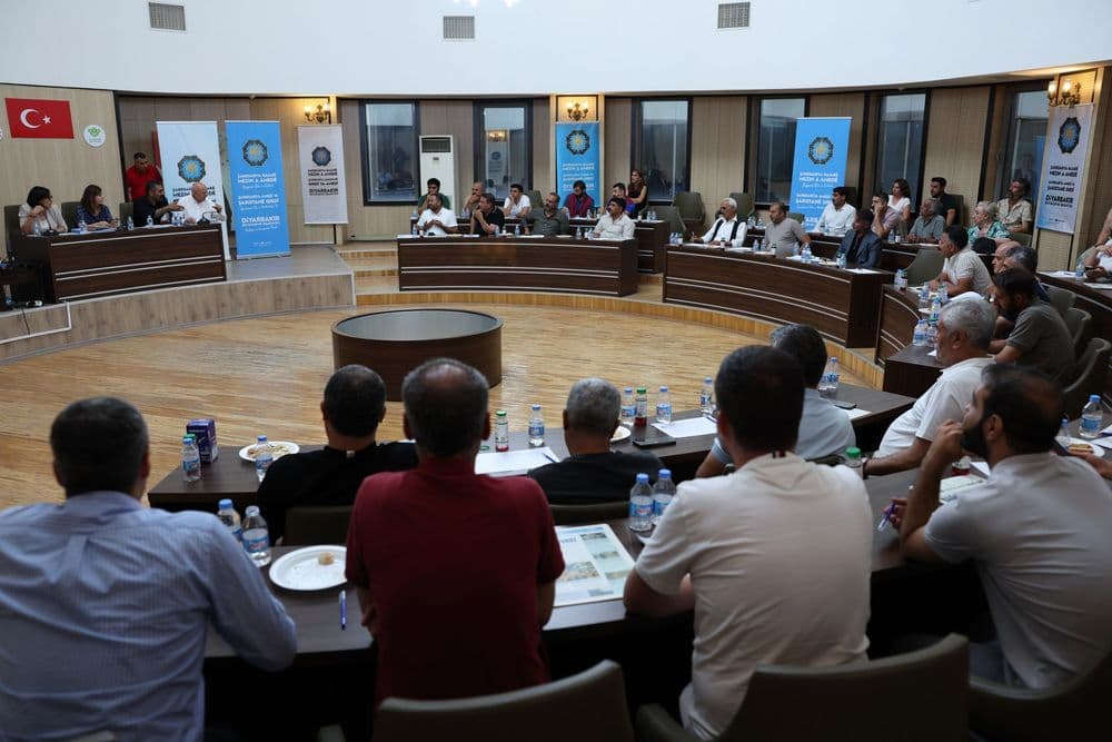 Eşbaşkanlar Kayapınar muhtarlarıyla buluştu: Mahallelerin ihtiyaçları ve yatırımlar birlikte değerlendirildi