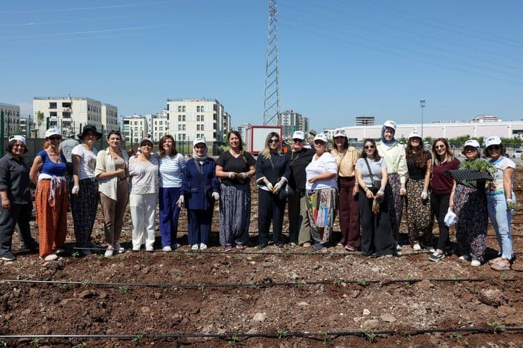 Hevşaredar Bucak ligel jinan li Bîstanê Komîn şitil çandin 9