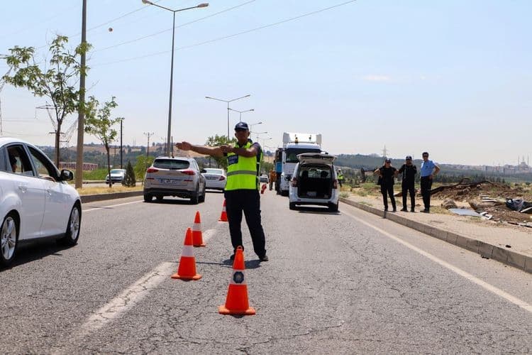 Silvan Yolu’nda kent estetiğini bozan reklam unsurları kaldırıldı 1