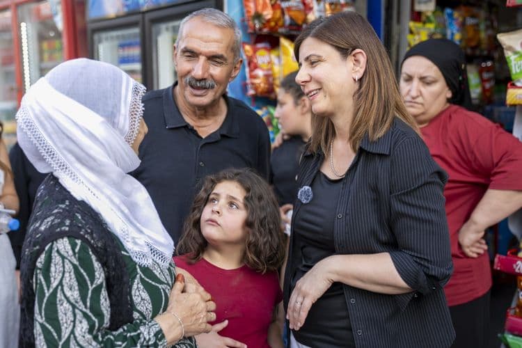 Eşbaşkanlar Bağlar esnafını dinledi: Tüm imkanları seferber edeceğiz 24