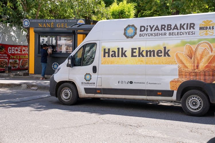 Halk Ekmek Fabrikası üretime geçti, ilk ekmekler yurttaşlara ücretsiz dağıtıldı 2